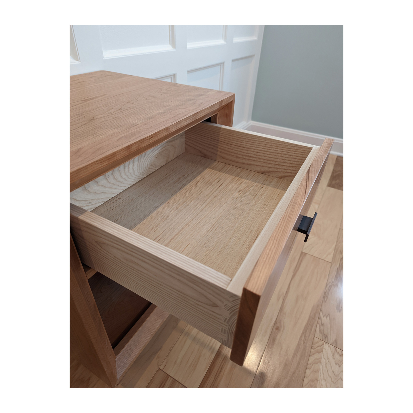 Ash drawer for nightstand