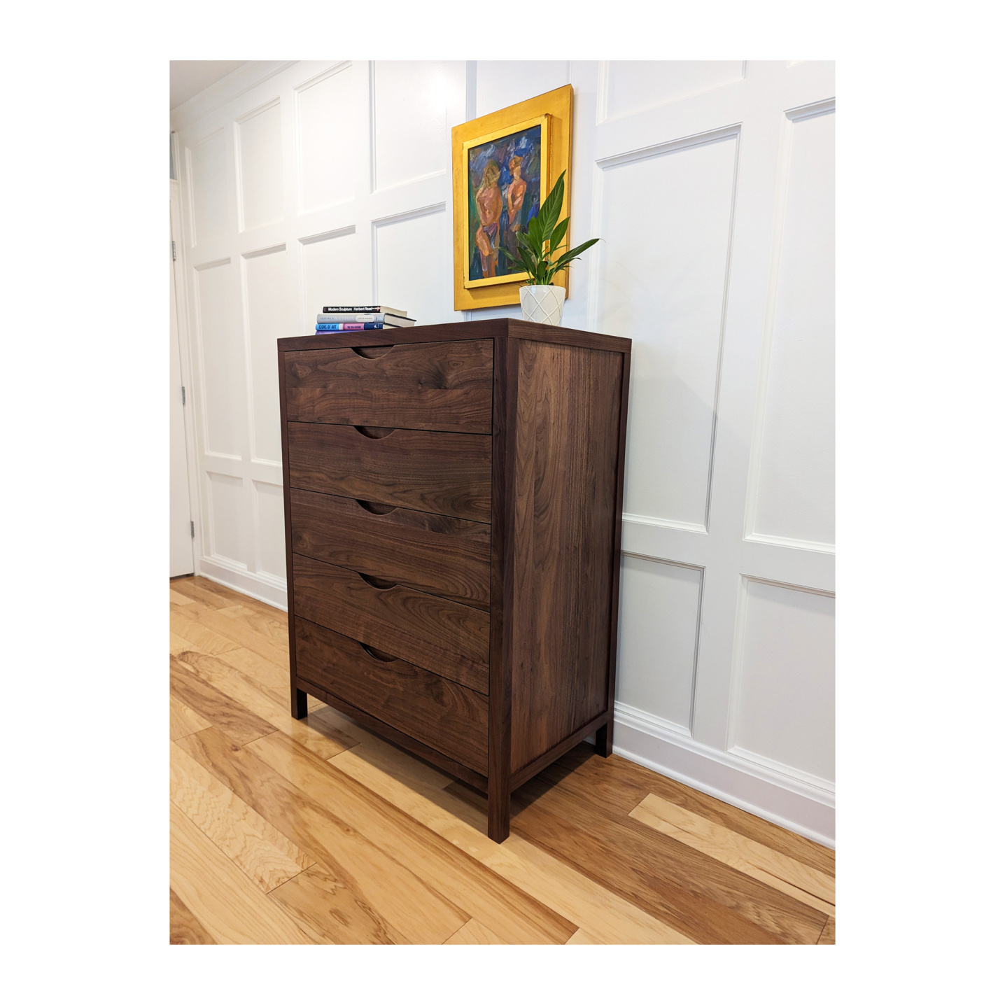 Wooden chest of drawers made with solid hardwoods